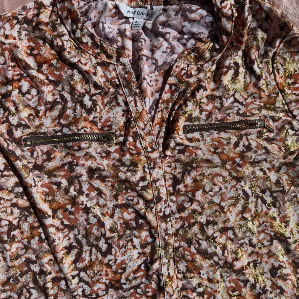 🍁 V-Neck Button Blouse 🍁 - Picture 3 of 4